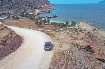 Bil på grusvej mod Balos-lagunen, Kreta - Grækenland