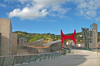 Bilbao med Guggenheim museet til højre, Spanien