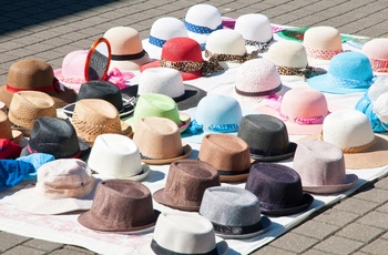 Farverige hatte på gademarked i Bilbao, Spanien