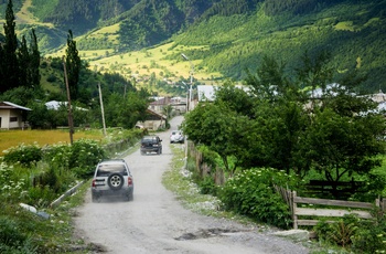 Biler på vej til Mestia i Georgien - Foto Aleksei Zaitcev, Unsplash