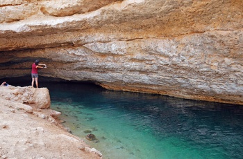 Kvinde tager billeder nede i Bimmah Sinkhole i Oman
