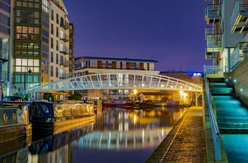 Birminghams kanaler om aftenen, England