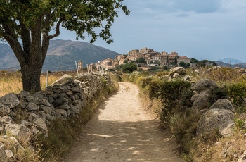 Bjergbyen Sant'Antonino i Balagne-regionen på Korsika, Frankrig