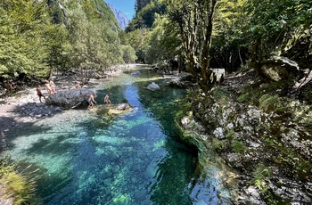 Lokale og turister der bader i Blue Eye i Theth National Park - Albanien 
