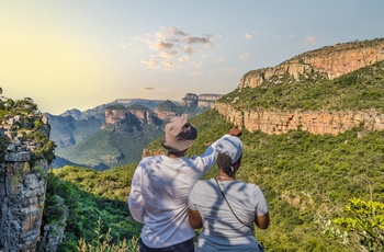 2 turister nyder udsigten over Blyde River Canyon i Sydafrika