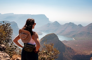 Kvindelig turist beundrer udsigten over Blyde River Canyon i Sydafrika
