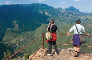2 kvindelige turister tager billeder af Blyde River Canyon, Sydafrika