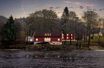 Boen Gård Hotel fra floden ved Kristiansand i Norge