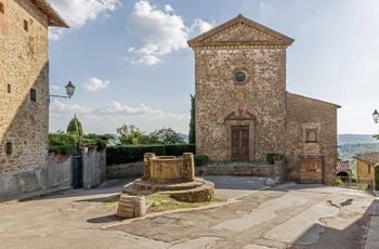 Smuk plads midt i byen Volpaia i Chianti-regionen - Toscana i Italien