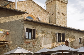 Cafe på plads i byen Volpaia i Chianti-regionen - Toscana i Italien
