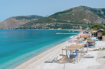 Liggestole på Borsh strand - den længste i Albanien