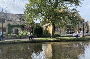 Stemning langs floden i landsbyen Bourton On The Water i Cotswolds - England