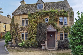 Klassisk gult sandstenshus i landsbyen Bourton On The Water i Cotswolds - England