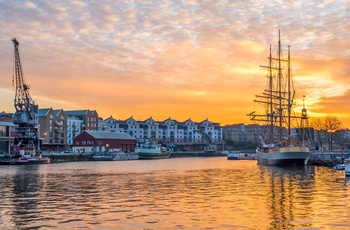 Solnedgang over Bristol havn, England