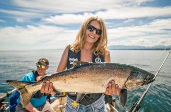 Kvindelig lystfisker med stor laks, Canada