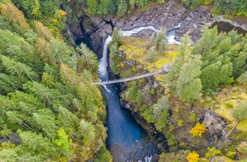 Luftfoto af hængebroen og vandfaldet i Elk Falls Provincial Park, Britiah Columbia i Canada