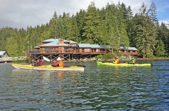 I kajak forbi Farewell Harbour Lodge i British Columbia, Canada