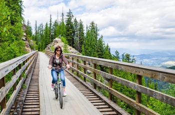 På cykel via Kettle Valleys jernbanespor, Myra Canyon i British Columbia i Canada