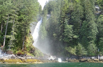 Flot vandfald set tæt på Knight Inlet, British Columbia i Canada