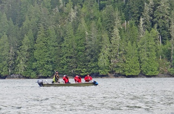 Turister på bådudflugt fra Knight Inlet, British Columbia i Canada