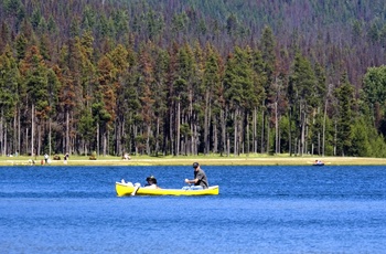 Kano på Lightning Lake i Manning Provincial Park i British Columbia, Canada