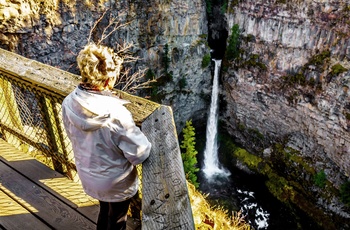 Kvinde ved vandfaldet Spahats Falls i Wells Gray Provincial Park, British Columbia i Canada