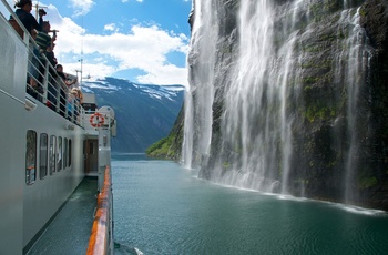 Vandfaldet Brudesløret i Geirangerfjorden Foto Øyvind Hem-VisitNorway