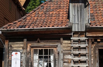 Hyggelig miljø på Bryggen i Bergen - Foto: Terje Rakke-VisitNorway