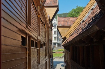 Mellem husene på Bryggen - Foto: Terje Rakke-VisitNorway