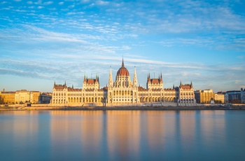 Den ungarske parlamentsbygning ved floden Donaue i Budapest