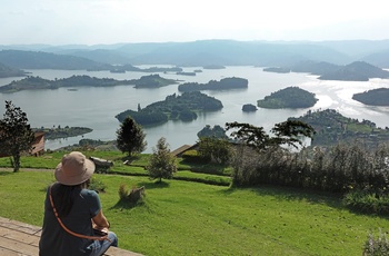 Kvindelig turist nyder udsigten over Bunyonyi-floden i Kigezi højlandet - Uganda