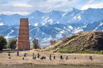 Burana-tårnet og de sneklædte Tien Shan-bjerge  - Kirgisistan
