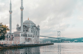 Buyuk Mecidiye moskeen og Bosphorus broen - Foto: Meric Dagli, Unsplash