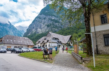 Byen Bovec i de julianske Alper, Slovenien