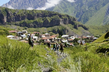 Rejsende på vandretur udenfor bjergbyen Stepantsminda i Georgien - Foto: Koar-Studio Georgia, Unsplash