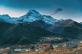 Byen Stepantsminda i Georgien