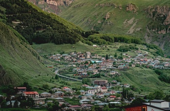 Byen Stepantsminda i Georgien