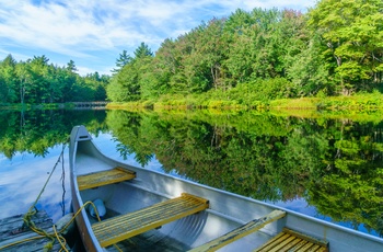 Kano og sø i Kejimkujik National Park i Nova Scotia