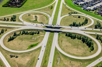 Circle Drive i Sasakatoon som Yellowhead Highway passerer - Saskatchewan i Canada