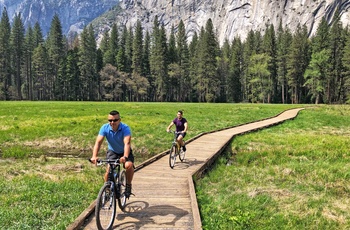 2 på mountainbike i Yosemite National Park, Californien i USA