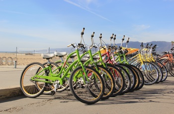 Farverige cykler i Santa Monica, Los Angeles i Californien