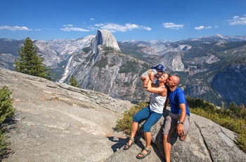 Familie på tur i Yosemite Nationalpark, Californien