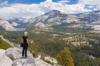 Pige nyder udsigten fra Olmsted i Yosemite National Park, Californien i USA