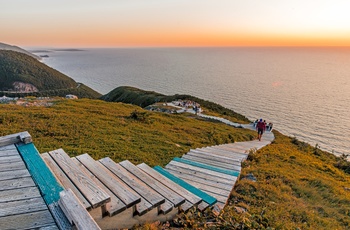 Vandring på Skyline Trail ved solnedgang i Cape Breton Highlands National Park, Nova Scotia, Canada