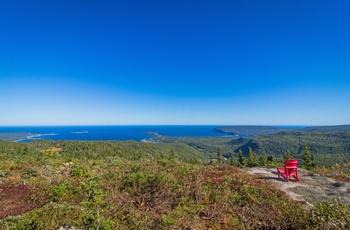 Rød stol i Cape Breton Highlands National Park, Nova Scotia, Canada.