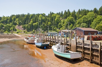 Havnen med fiskebåde på grund i kystbyen St. Martins ved Fundy Bugten i New Brunswick, Canada