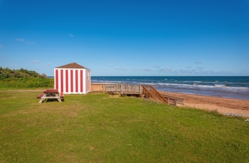 Traditionelt livredderhus ved stranden i Prince Edward Island National Park, New Brunswick i Canada