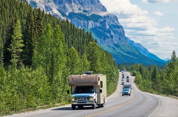 Trafik på Icefields Parkway, Alberta i Canada