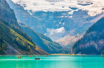 Kanoer på Lake Louise, Alberta i Canada