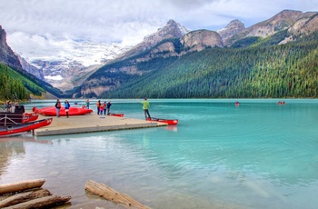 Turister ved kanoer på Lake Louise, Alberta i Canada